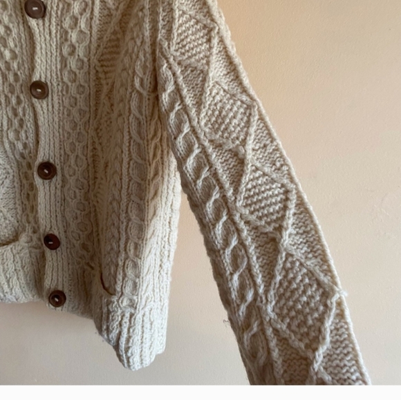 Hand knitted Aran Cardigan.....%100 wool. - Picture 7 of 11